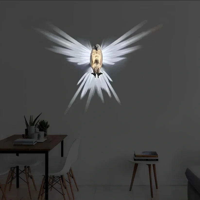 NovaWings™ – Wandlampe mit Projektion von Flügeln im Flug