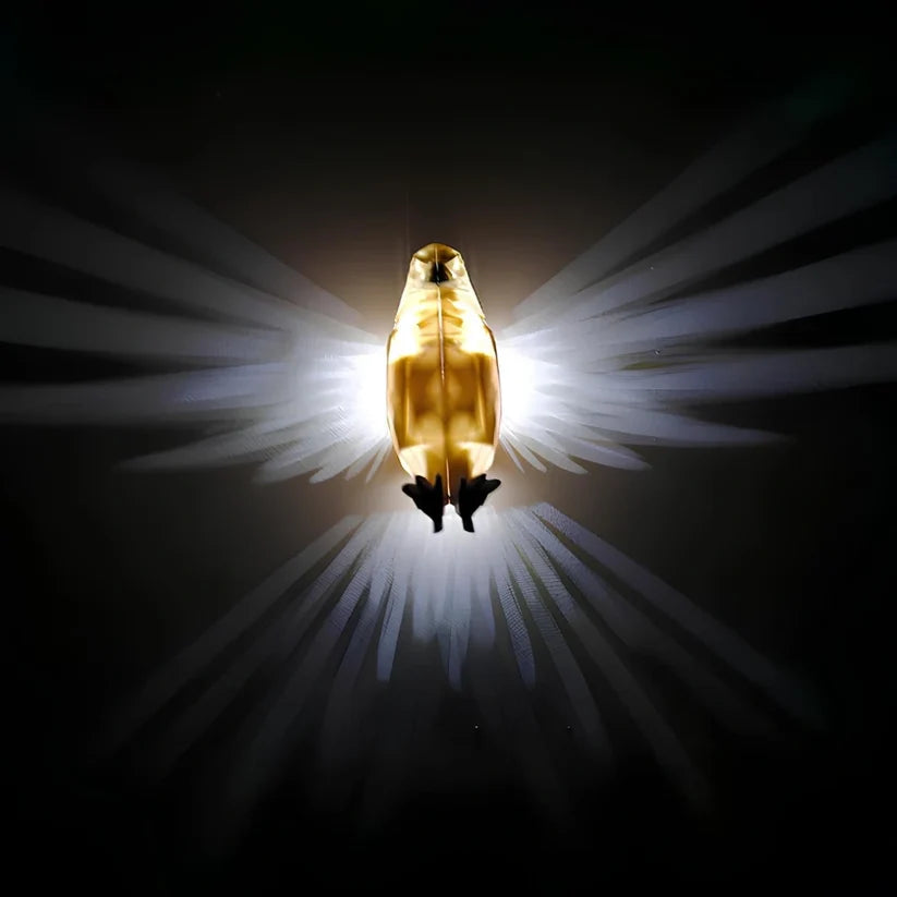 NovaWings™ – Wandlampe mit Projektion von Flügeln im Flug